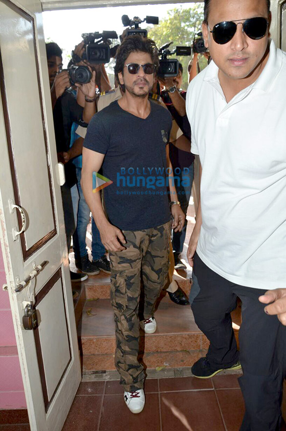 shah rukh khan spotted at the voting booth in bandra 1