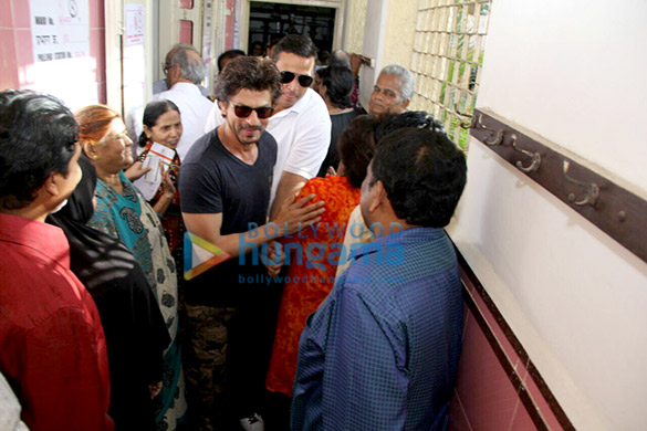 shah rukh khan spotted at the voting booth in bandra 2