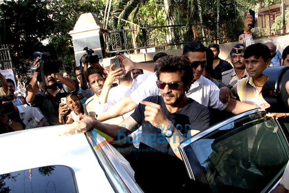 shah rukh khan spotted at the voting booth in bandra 5
