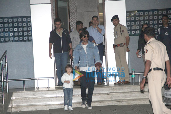 Shah Rukh Khan arrives with AbRam after promoting ‘Raees’ in Ahmedabad