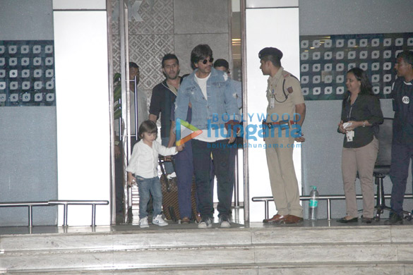 shah rukh arrives with abram from raees promotions 2