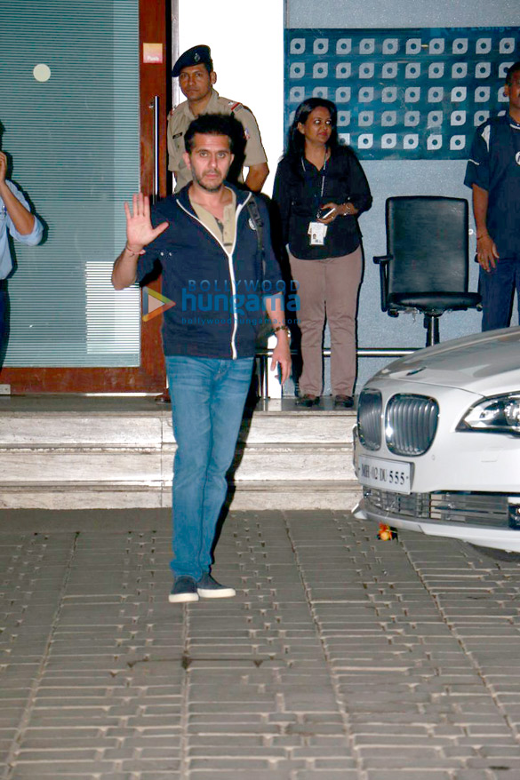 shah rukh arrives with abram from raees promotions 3