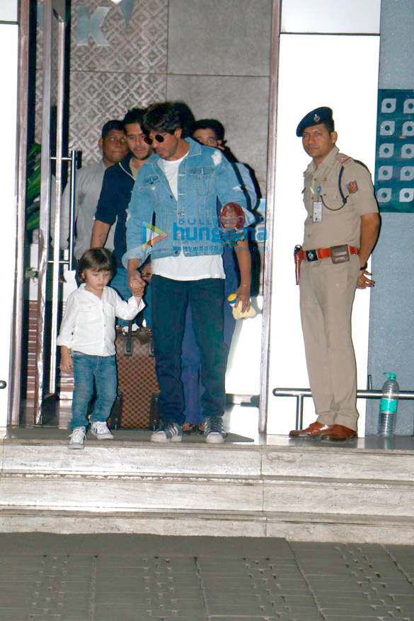 shah rukh arrives with abram from raees promotions 4
