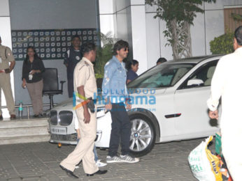Shah Rukh Khan arrives with AbRam from 'Raees' promotions in Ahmedabad