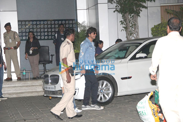 shah rukh arrives with abram from raees promotions 8