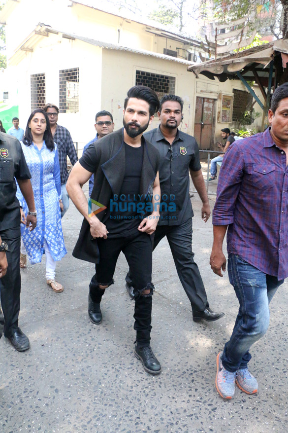 shahid kapoor kangna ranaut snapped on the sets of indian idol 9 1