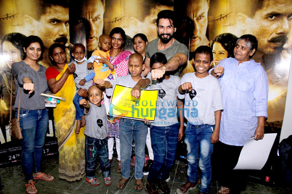 shahid kapoor and kangna ranaut meet access life ngo kids while promoting their film rangoon 1