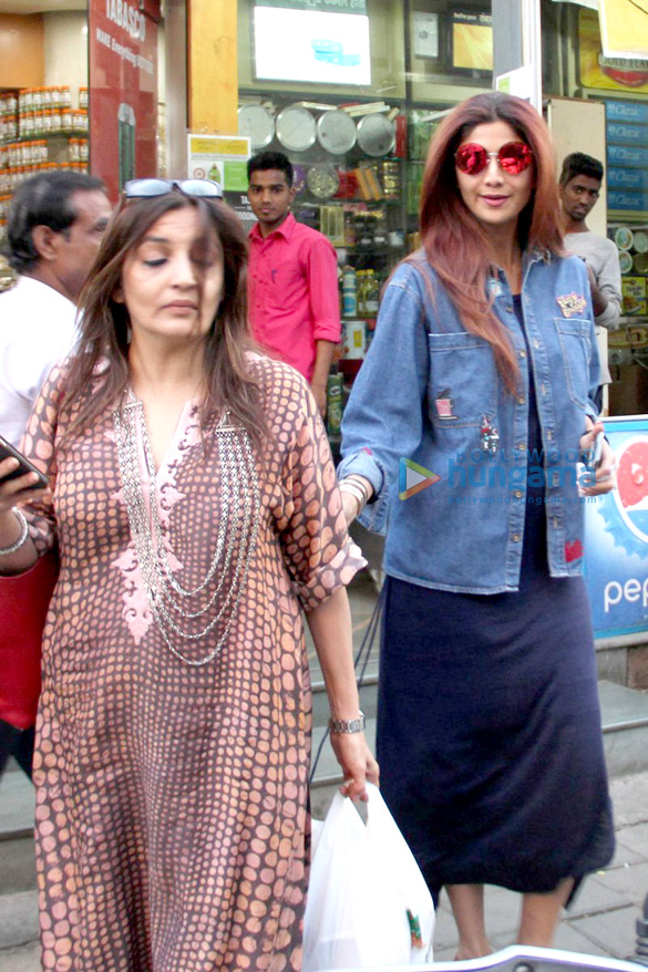 shilpa shetty snapped shopping in bandra 3