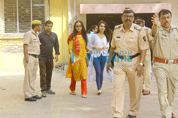 shraddha kapoor votes with her mother at juhu 2