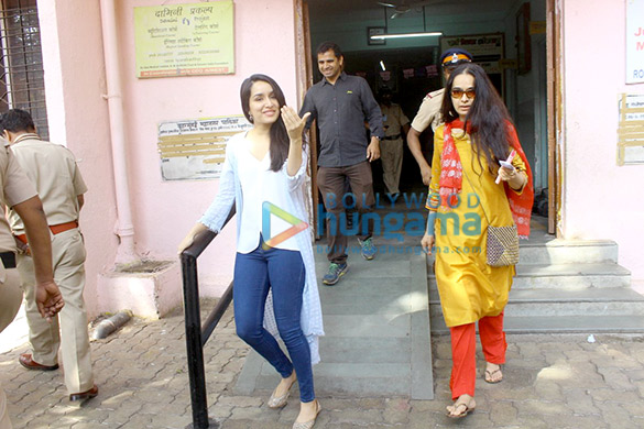 shraddha kapoor votes with her mother at juhu 4