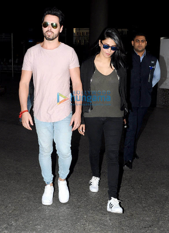 shruti hassan snapped with her rumoured boyfriend at the international airport 2