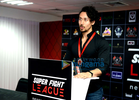 tiger shroff along with mother ayesha and sister krishna shroff attend the super fight league in delhi 3