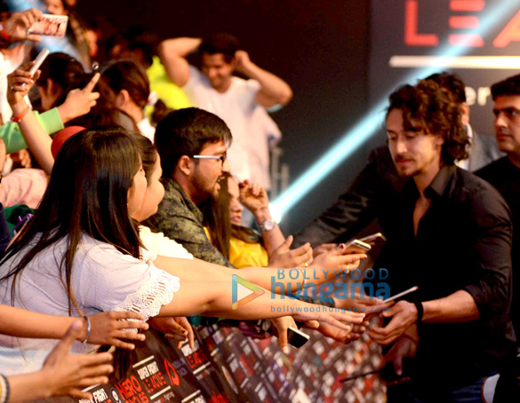 tiger shroff along with mother ayesha and sister krishna shroff attend the super fight league in delhi 7