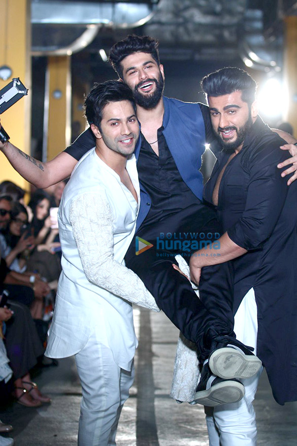 varun dhawan arjun kapoor sonakshi sinha walk the ramp for kunal rawals show at the lakme fashion week 2017 4