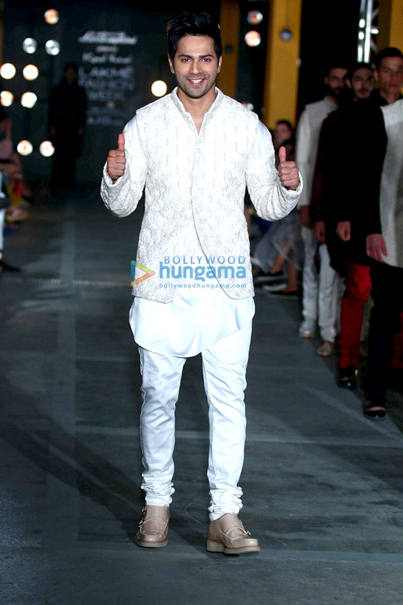 varun dhawan arjun kapoor sonakshi sinha walk the ramp for kunal rawals show at the lakme fashion week 2017 7