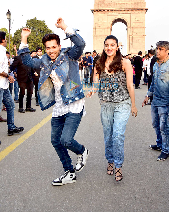 varun dhawan and alia bhatt promote their film badrinath ki dulhania at india gate delhi 2