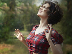 Watch: Kangna Ranaut grooving in a train in Rangoon’s latest track ‘Tippa’