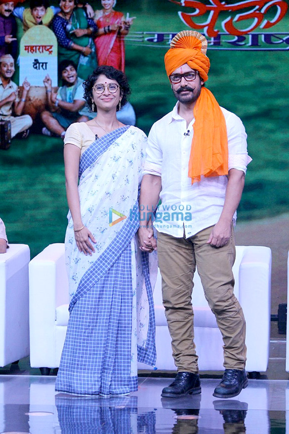 Aamir Khan & Kiran Rao promote the Paani Foundation on sets of Chal Hawa Yeu Dya Aamir Khan & Kiran Rao promote the Paani Foundation on sets of Chal Hawa Yeu Dya
