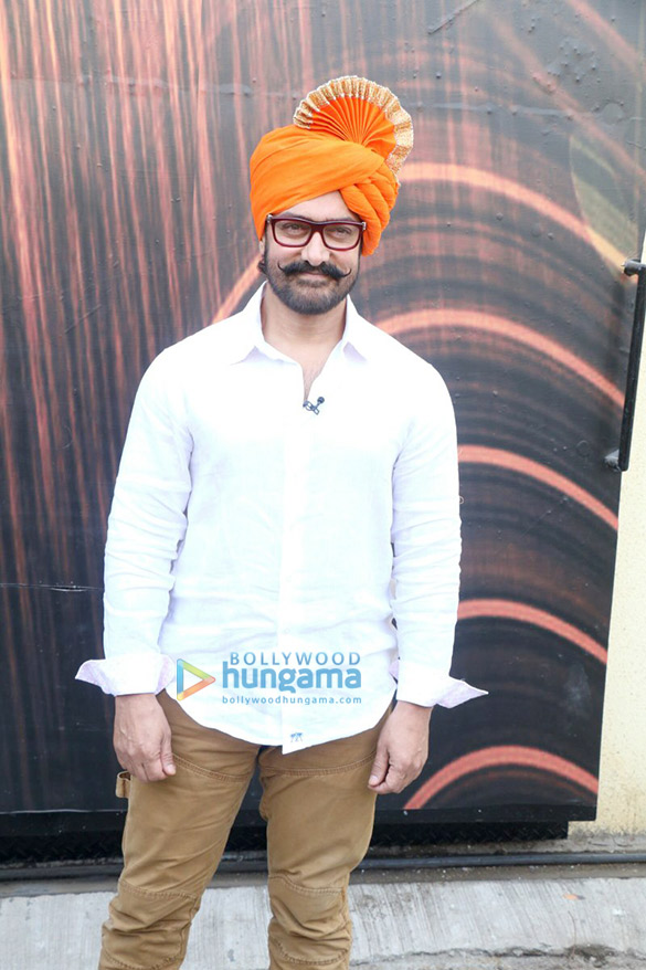 aamir khan kiran rao promote paani foundation on the sets of chal hawa yeu dya 6