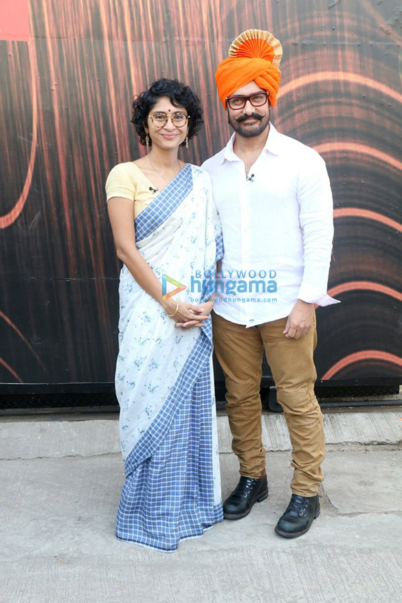 aamir khan kiran rao promote paani foundation on the sets of chal hawa yeu dya 7