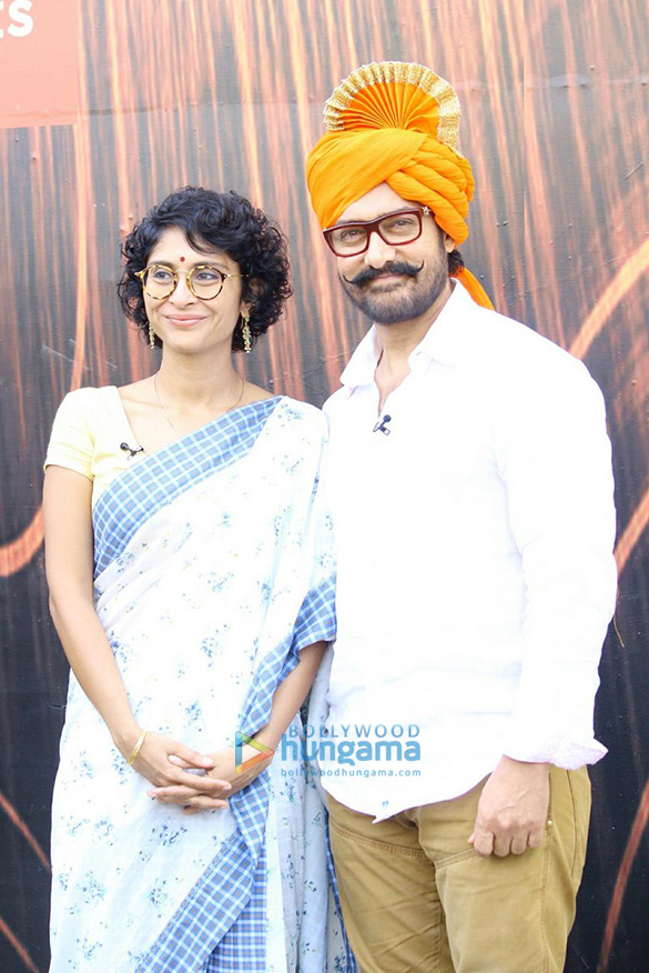 aamir khan kiran rao promote paani foundation on the sets of chal hawa yeu dya 9