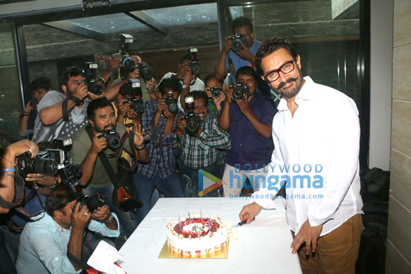 aamir khan celebrates his birthday at his house in bandra 3