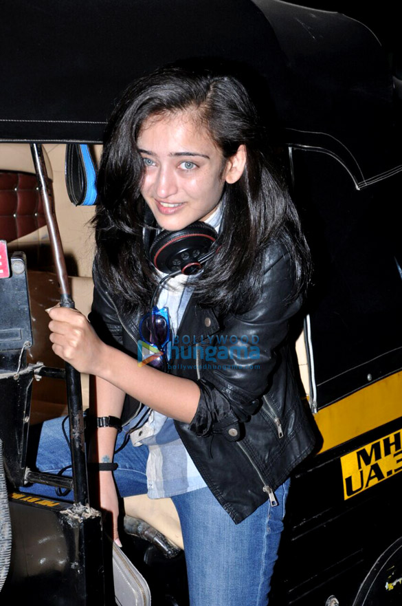 akshara hassan snapped hitching an auto rickshaw ride 1