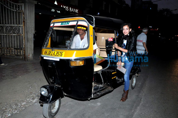 akshara hassan snapped hitching an auto rickshaw ride 3