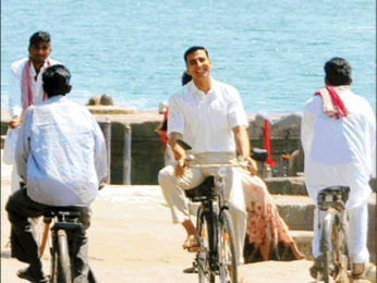 Check out: Akshay Kumar and Radhika Apte shoot a song in Maheswar for Padman