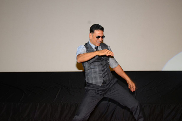 Akshay Kumar grooving to ‘Tu Cheez Badi Hai Mast’ will bring back your 90s memories-1