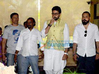 Celebs pay homage to Suniel Shetty's father at his home in Worli