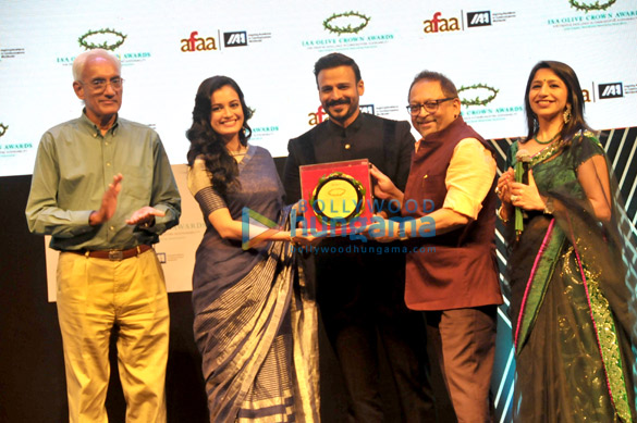 dia mirza honoured with the green crusader of the year award at the iaa olive crown awards 2017 1