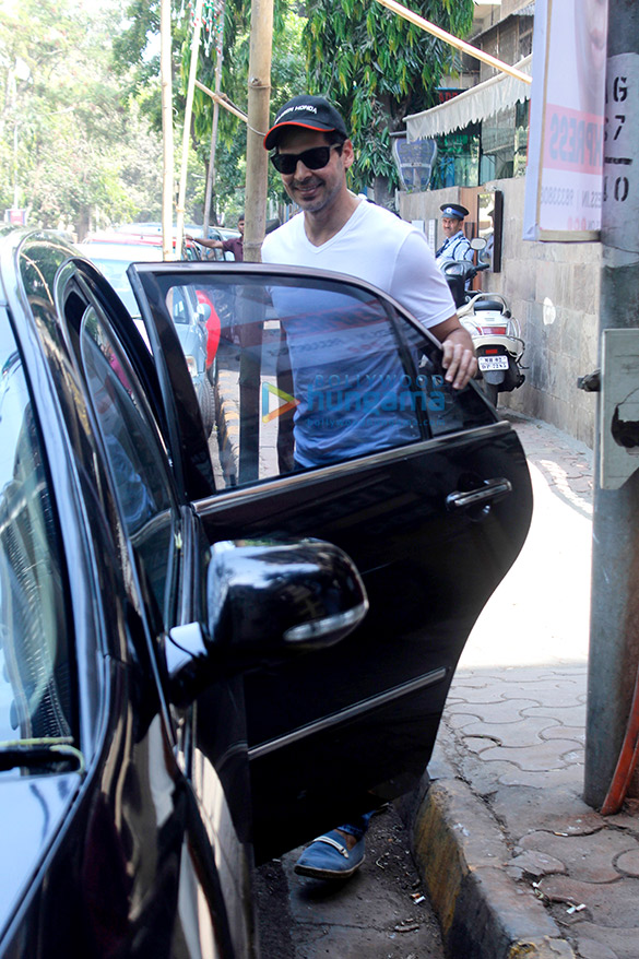 dino morea snapped post lunch at indogo bandra 4
