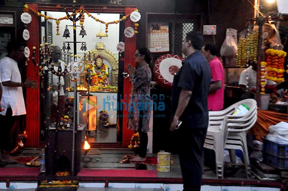 kajol snapped offering prayers at a local temple 01