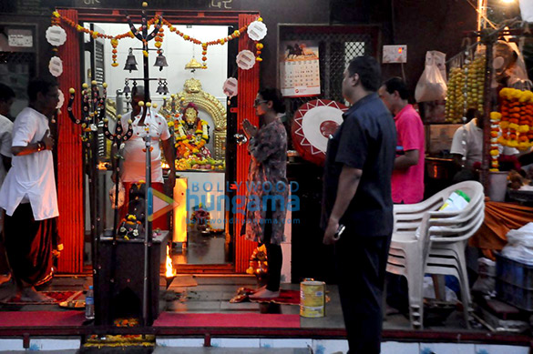 kajol snapped offering prayers at a local temple 05