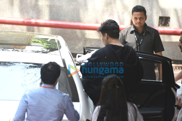 karan johar snapped taking his twins yash roohi home 4