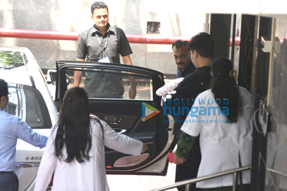 karan johar snapped taking his twins yash roohi home 5