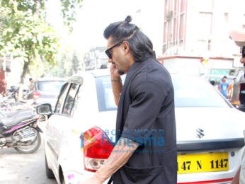 Karan Singh Grover snapped at ‘Brittos Cafe’ in Bandra