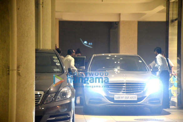 kareena kapoor khan and karisma kapoor snapped with taimur baby 6