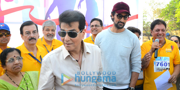 kunal kapoor and jeetendra at juhu half marathon 4
