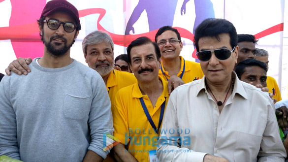 kunal kapoor and jeetendra at juhu half marathon 5