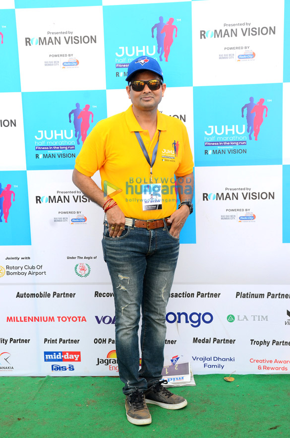 kunal kapoor and jeetendra at juhu half marathon 8