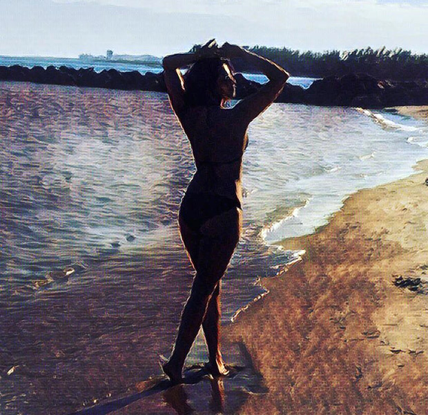 Priyanka-Chopra-flaunts-her-beach