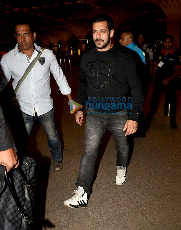 salman and katrina snapped on their way to austria 5