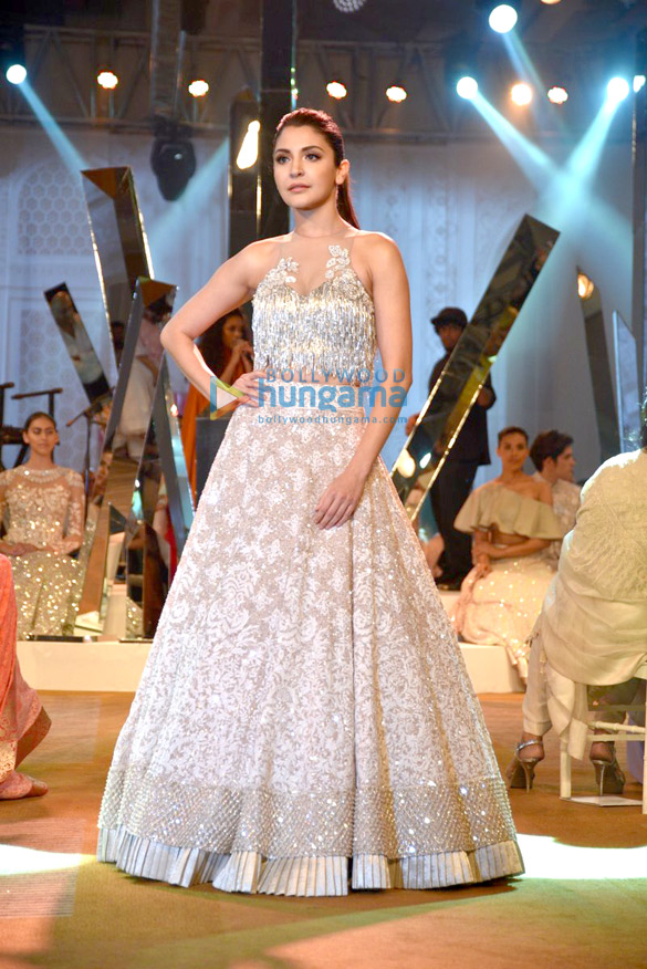 shah rukh khan anushka sharma snapped rehearsing for mijwan summer 2017 show 6