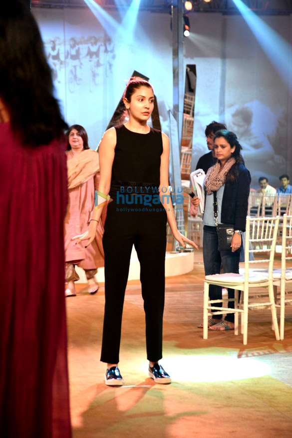 shah rukh khan anushka sharma snapped rehearsing for mijwan summer 2017 show 30