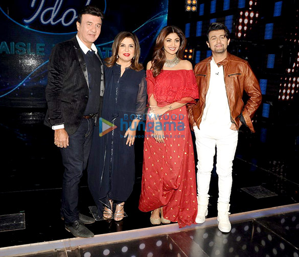 Shilpa Shetty & Farah Khan snapped on the sets of Indian Idol Shilpa Shetty & Farah Khan snapped on the sets of Indian Idol