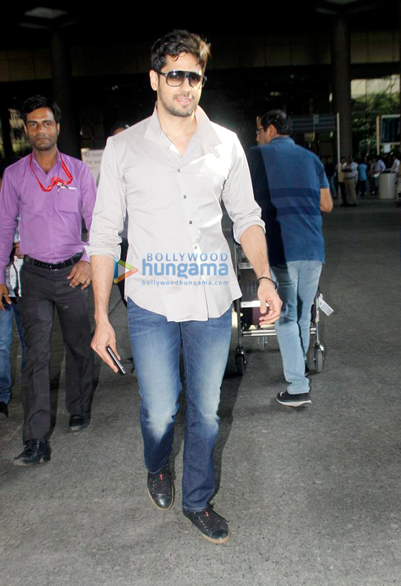 sidharth malhotra arrives back from goa 4