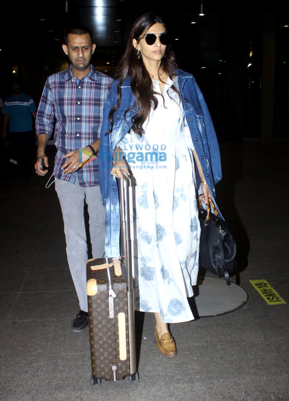 sonam kapoor snapped post meeting r balki at his office 3
