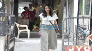 Sophie Choudry snapped shopping in Bandra